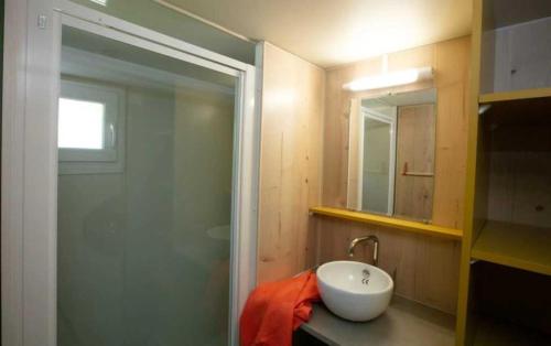 un bagno con lavandino e doccia con specchio di Camping 5 étoiles - Piscine - eeceff a Le Bourg-dʼOisans