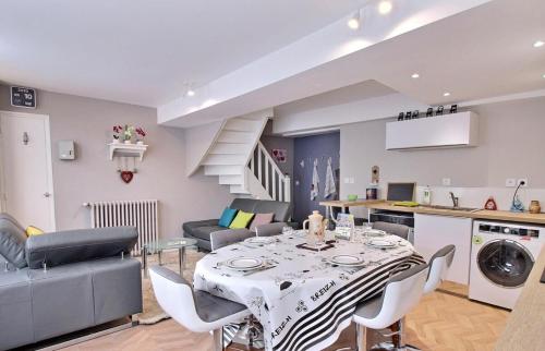 une cuisine et un salon avec une table et des chaises dans l'établissement L'étape Josselinaise, à Josselin