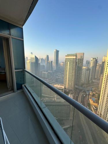 Blick auf eine Stadt von der Spitze eines Gebäudes in der Unterkunft Happy homes in Sabkhah