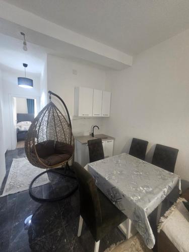 a dining room with a table and chairs and a kitchen at Apartmani Rekovic in Kravlja