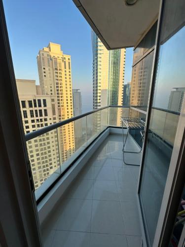 ein Balkon mit Blick auf die Skyline der Stadt in der Unterkunft Happy homes in Sabkhah