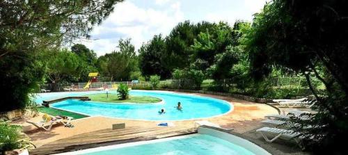 - une grande piscine avec des personnes dans l'établissement Camping 4 étoiles - Piscine - eeciaf, à Meyronne
