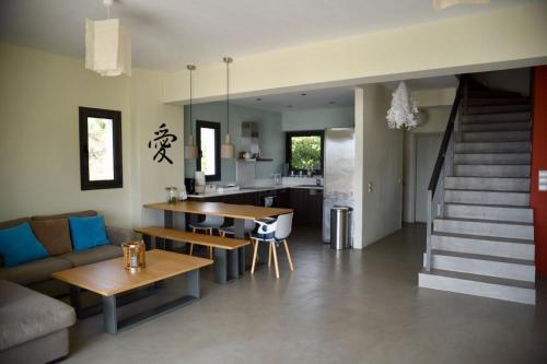 Et opholdsområde på Contemporary, spacious boutique beach house