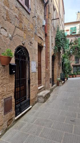 an alley with a gate in a brick building at IL NIDO di PITIGLIANO in Pitigliano