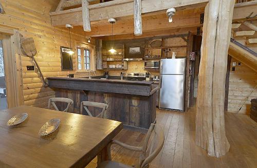Les Chalets de Môh - 14 chalets indépendantsにあるキッチンまたは簡易キッチン