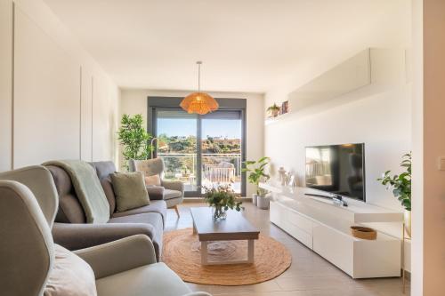 Televízia a/alebo spoločenská miestnosť v ubytovaní Apartment La Cala With Pool - Happy Rentals