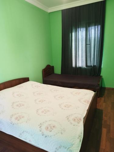 a bedroom with a bed and a window at Guest house maka in Gonio