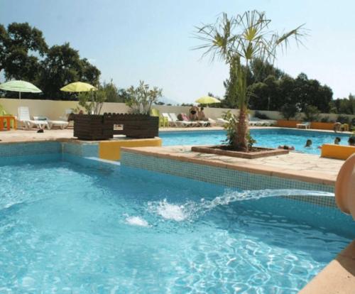 - une piscine d'eau bleue dans un complexe dans l'établissement Chalet - ccaibdf, à Six-Fours-les-Plages