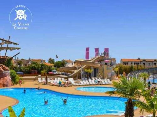 - une piscine dans un complexe avec des personnes dans l'établissement Camping 3 étoiles - Parc aquatique - eehagb, à Châtelaillon-Plage