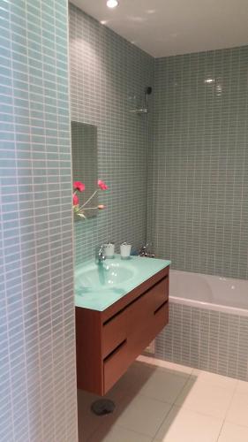 Ένα μπάνιο στο Apartamento Novo com Piscina Olhão