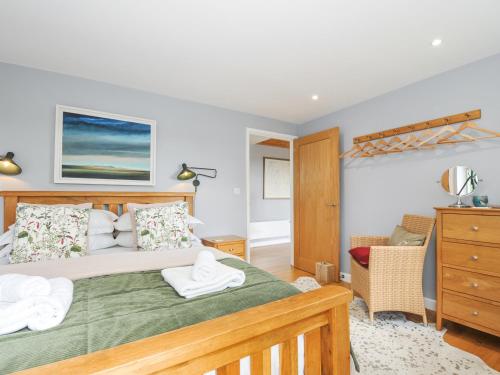 una camera da letto con un letto con due asciugamani sopra di Smugglers a Bodmin