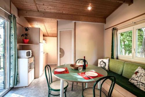 Η κουζίνα ή μικρή κουζίνα στο Camping - Piscine - ccbaifd