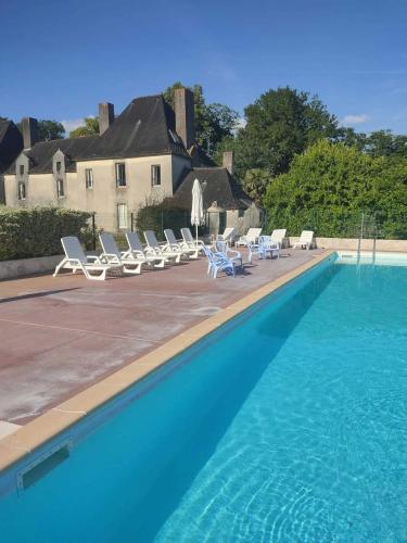une piscine avec des chaises longues et une piscine dans l'établissement Camping 3 étoiles - ccaa0ib, à Sainte-Reine-de-Bretagne