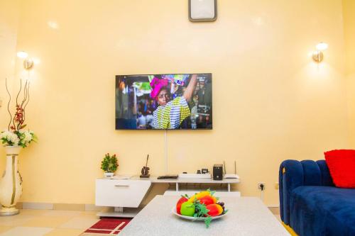 コトヌーにあるEden Prestige Residenceのリビングルーム(壁掛けテレビ付)