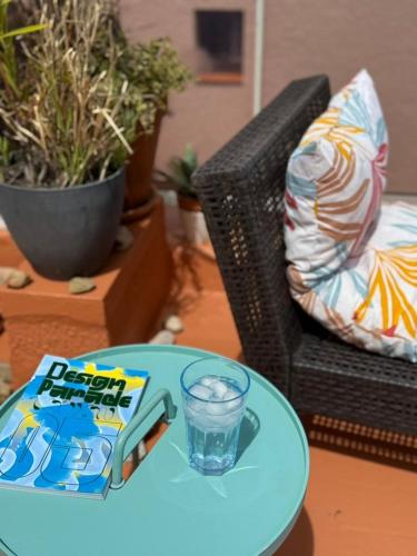 une table avec un verre d'eau au-dessus dans l'établissement Chez Jo Duplex Terrasse vue mer Hyères, à Hyères
