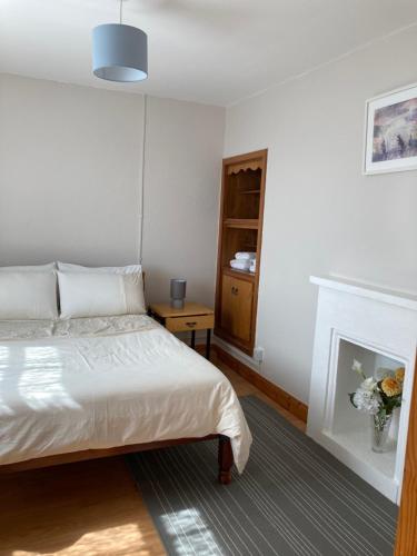 Кровать или кровати в номере Lake View Cottage