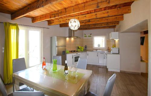 une cuisine avec une table avec des verres à vin dessus dans l'établissement Demeure Romantique Le Pêcher, à Pont-de-Labeaume