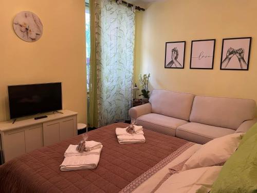a living room with a couch and a television at B&b Carducci in Gorizia