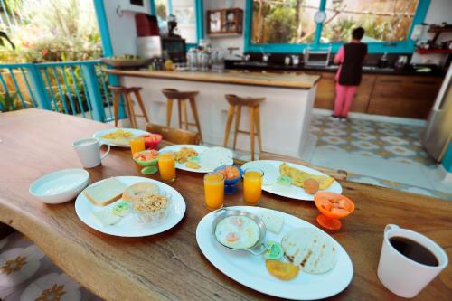 Makanan di atau berdekatan hotel