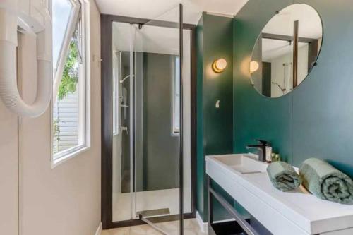 un baño con lavabo y espejo en Camping 3 étoiles - Piscine - ccafbhe, en Saint-Hilaire-de-Talmont