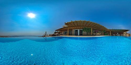 M11 - Seaview Villa - Luxury Villa with pools & views