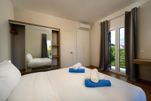Кровать или кровати в номере Orange Grove Suites