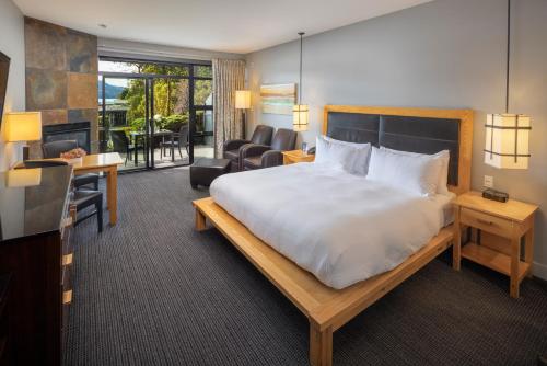 Postel nebo postele na pokoji v ubytování Brentwood Bay Resort & Spa