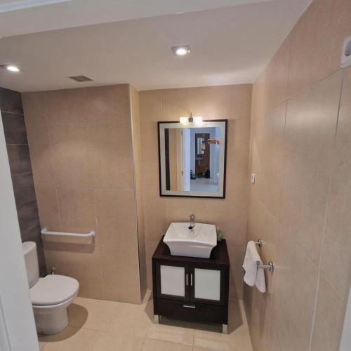 Ένα μπάνιο στο Apartament INES