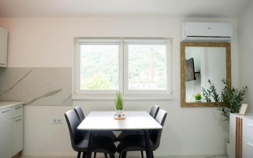 Η κουζίνα ή μικρή κουζίνα στο Cozy in Konjic Apartment