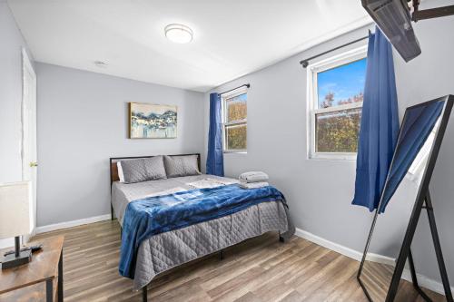 a bedroom with a bed and a window at Peaceful Hideaway - NYC & NWK with free parking in Newark