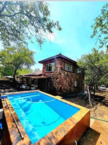 Πισίνα στο ή κοντά στο Luxury GuesthouseCo FlintstoneHouse