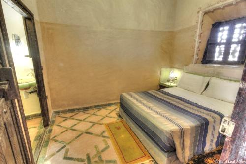 a bedroom with a bed and a window at Kasbah Baha Baha in Nkob