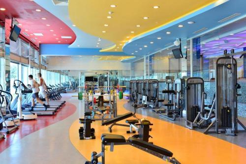 Fitnesscentret og/eller fitnessfaciliteterne på Lovely apartment in Azura Park Residence