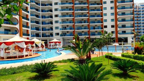 Swimmingpoolen hos eller tæt på Lovely apartment in Azura Park Residence