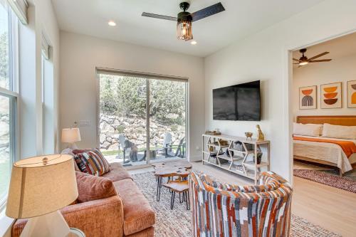 Televisyen dan/atau pusat hiburan di Walk to Southern Utah Campus Home with Fire Pit