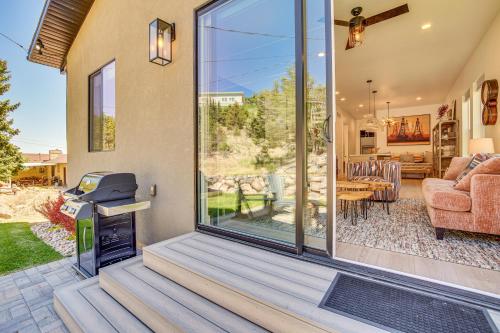 Ruang duduk di Walk to Southern Utah Campus Home with Fire Pit