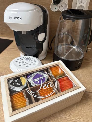 une cafetière et un grille-pain sur une table dans l'établissement Studio le cocon aux portes de Lyon, à Neuville-sur-Saône