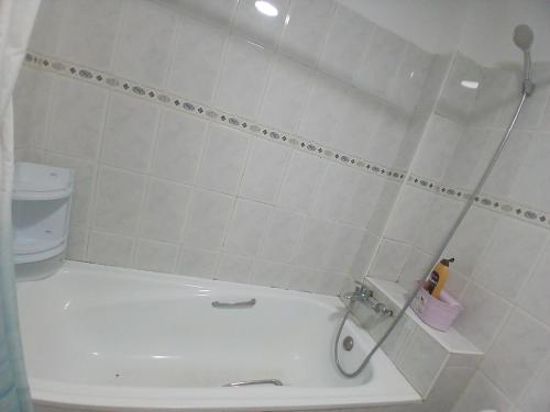 Un baño blanco con bañera y inodoro. en Ryan 3, en Fez