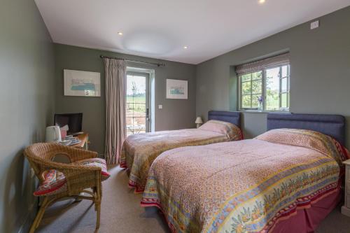 Un pat sau paturi într-o cameră la Church End Cottage