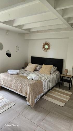 une chambre avec un grand lit avec des serviettes dessus dans l'établissement Villa shamina piscine sauna 3 bedrooms, à Blonville-sur-Mer