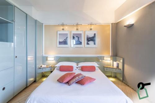 Postel nebo postele na pokoji v ubytování HOTIDAY Room Collection - Circeo