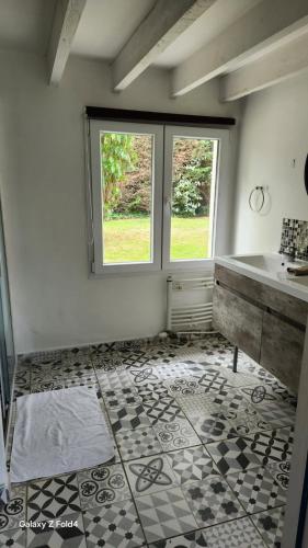 une salle de bain avec un lavabo et une fenêtre dans l'établissement Villa shamina piscine sauna 3 bedrooms, à Blonville-sur-Mer