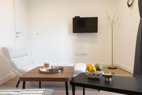 杜布罗夫尼克Anita的客厅配有带一碗水果的桌子
