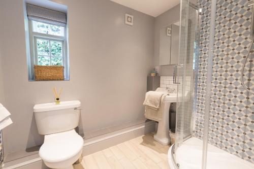 A bathroom at Church End Cottage