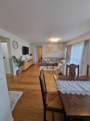 un salon avec une table et un canapé dans l'établissement Urban Serenity - Spacieux F4 proche Paris, à Clichy