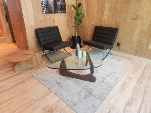 two chairs and a glass table in a living room at Excelente Ubicación a unos pasos de Reforma in Mexico City