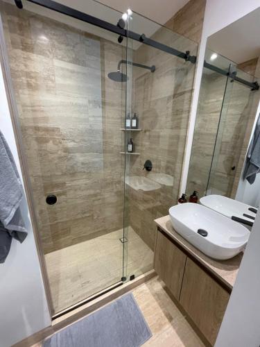 a bathroom with a shower and a sink at Excelente Ubicación a unos pasos de Reforma in Mexico City