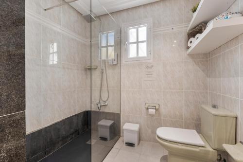 une salle de bains avec toilettes et douche en verre dans l'établissement Santa Úrsula 21, à Costa Calma