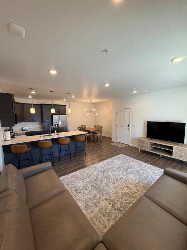un soggiorno con divano e cucina di Brand New Condo in Spanish Fork a Spanish Fork