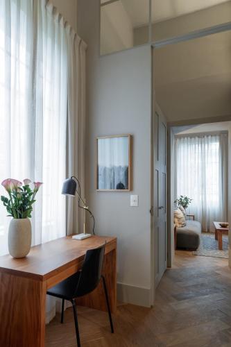 a home office with a desk and a chair at Casa Bosque Eduviges in Guadalajara